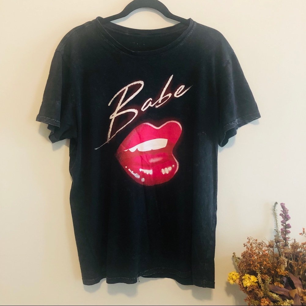 ✌🏼2/$10 | “Babe” Graphic Tee